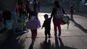 El 10% más rico en México tiene 30 veces más ingresos que el 50% más pobre (Una familia llega a un campamento de migrantes)