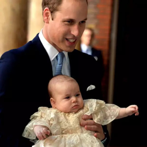 Príncipe George, 3º en la línea de sucesión. A pesar de que su padre cuando nació comentó que se parecía a su mamá, Kate Middleton, es evidente que la sangre Windsor hasta ahorita es más fuerte. La última vez que se le vio (su bautizo) nos dejo claro que la sangre azul corre por sus venas.