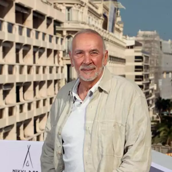 Con el hotel Carlton de fondo posó el actor Frank Langella.