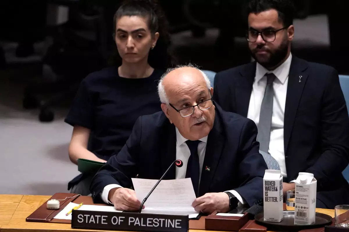 Riyad Mansour, embajador palestino ante la ONU, habla durante una reunión de emergencia del Consejo de Seguridad de las Naciones Unidas sobre la situación en Gaza en la sede de las Naciones Unidas el 10 de agosto de 2025 en Nueva York.