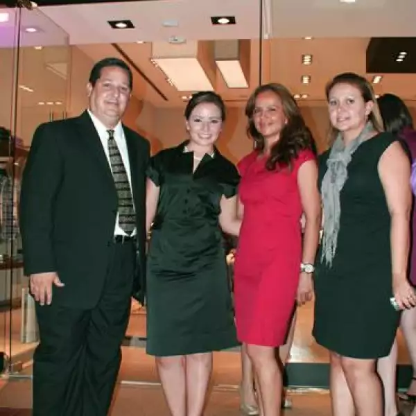 Daniel Jime%u0301nez,Pamela Lo%u0301pez,Laura Torres de Cueto y Betzabet Go%u0301mez