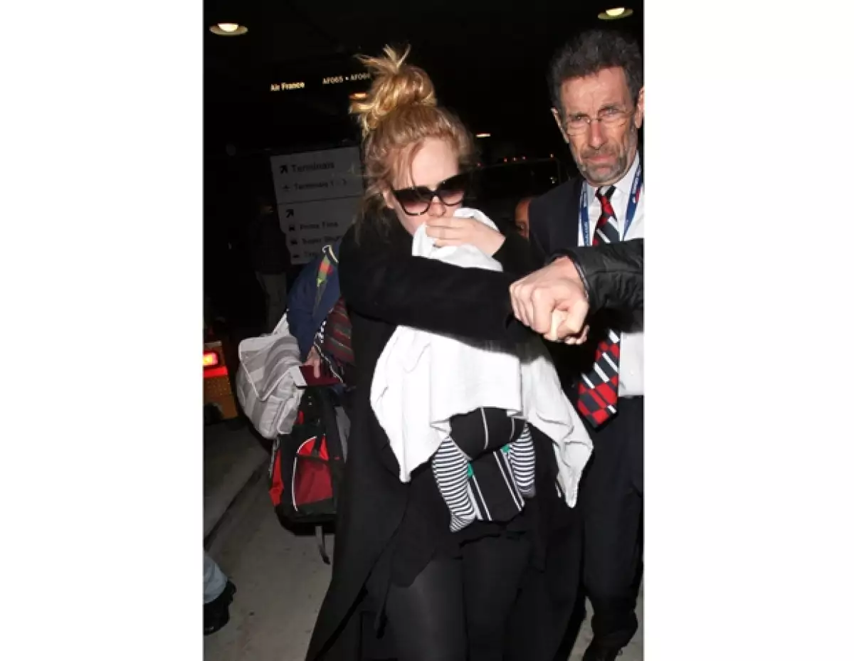 Adele ni siquiera ha confirmado el nombre de su hijo.