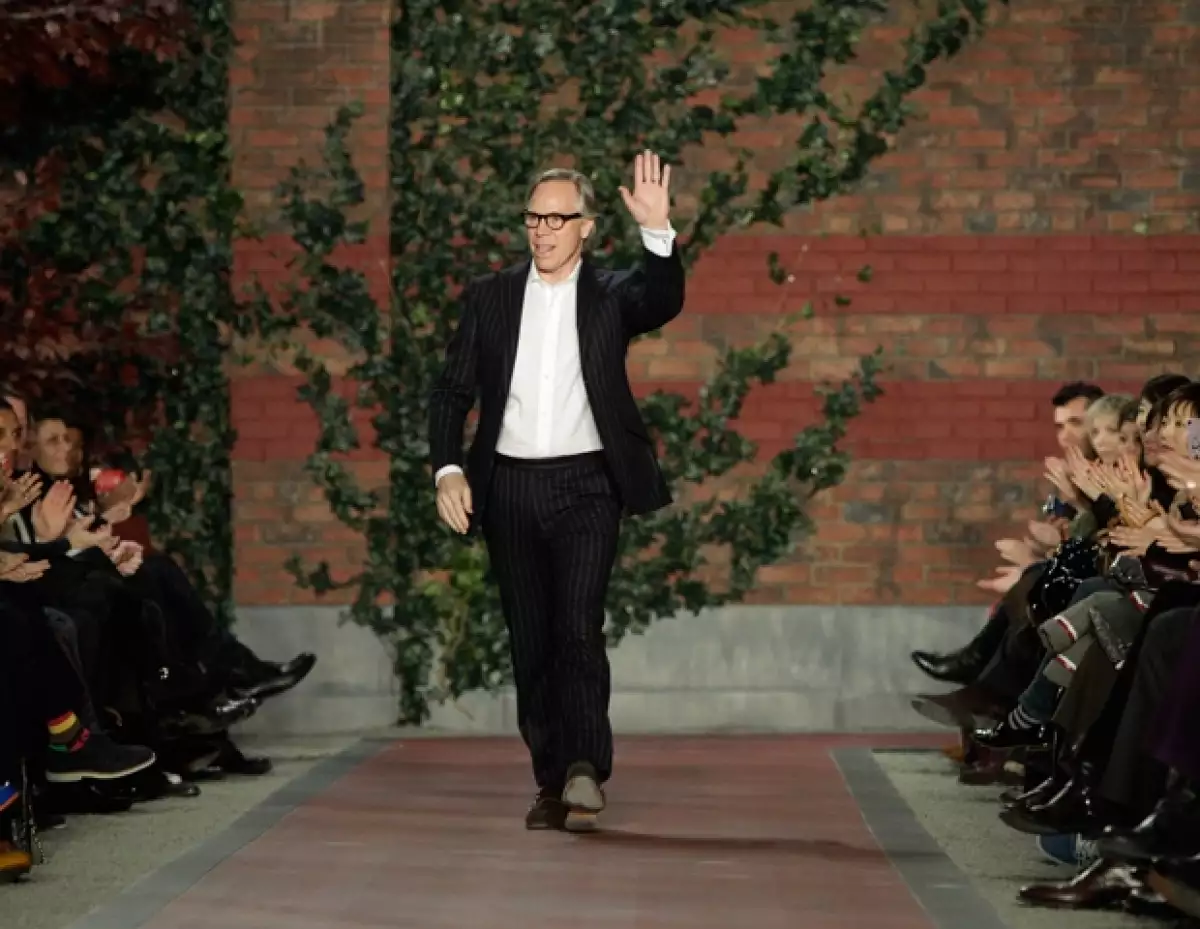 El diseñador Tommy Hilfiger nos platicó en entrevista sus inspiraciones y claves para convertirse en el embajador mundial de un estilo de vida estadounidense.