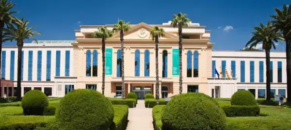 Esta es la fachada del hospital donde nacerá el segundo hijo de la colombiana.