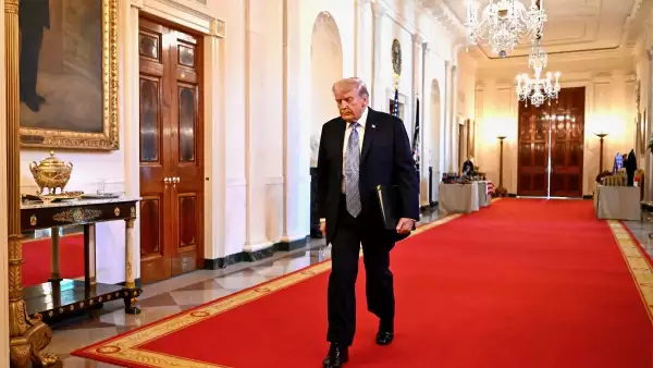 El presidente de los Estados Unidos, Donald Trump, se va después de participar en una Cumbre de Pequeñas Empresas en la Sala Este de la Casa Blanca en Washington, DC, el 4 de mayo de 2026.
