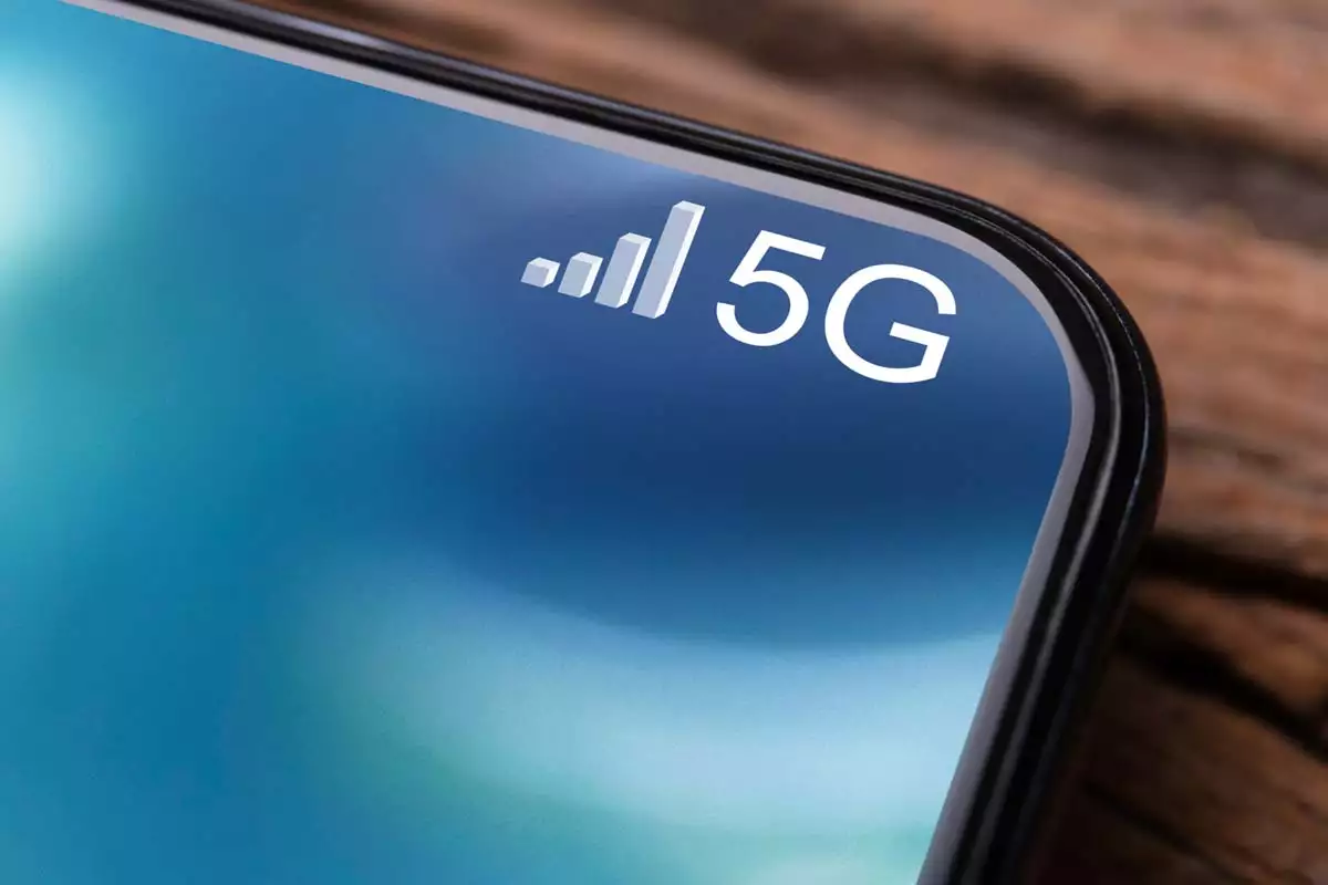 AT&T comienza a desplegar tecnología 5G en México (Siglas de red 5G en la pantalla de un teléfono)