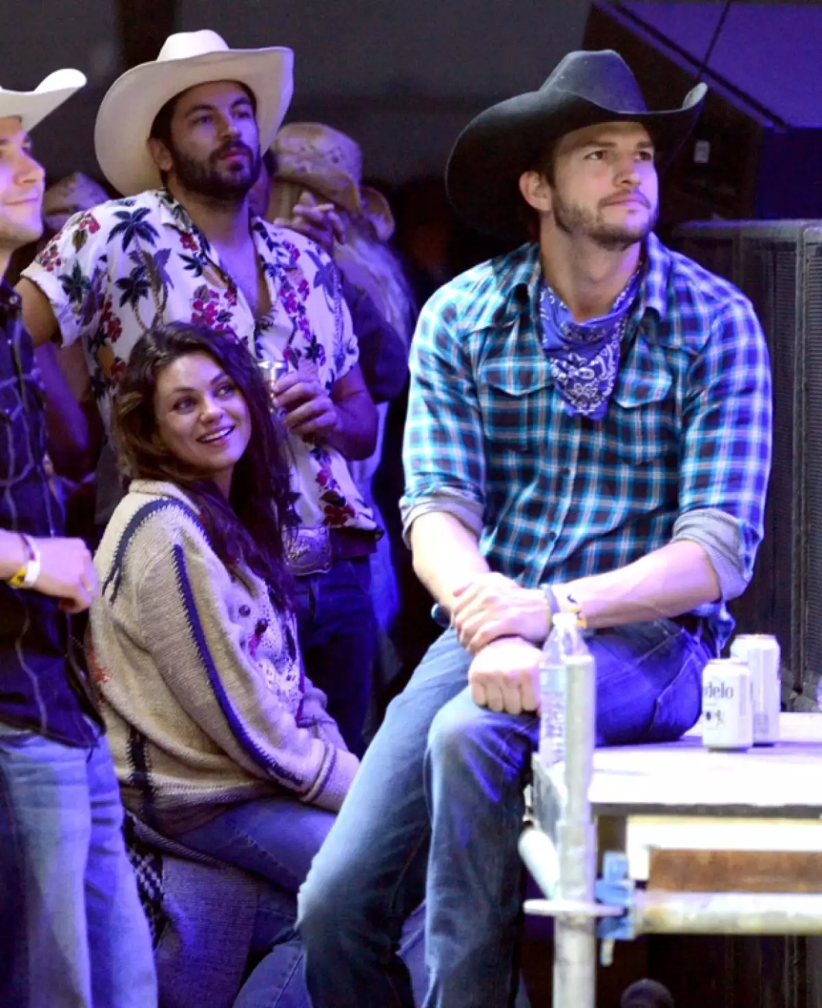 Mila Kunis y Ashton Kutcher están próximos a convertirse en padres por primera vez.