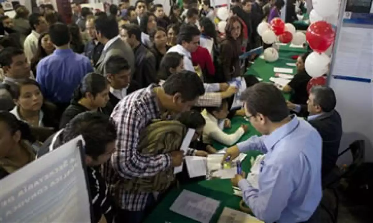 Banxico estima que en 2012 se generarán entre 600,000 y 700,000 empleos. (Foto: AP)