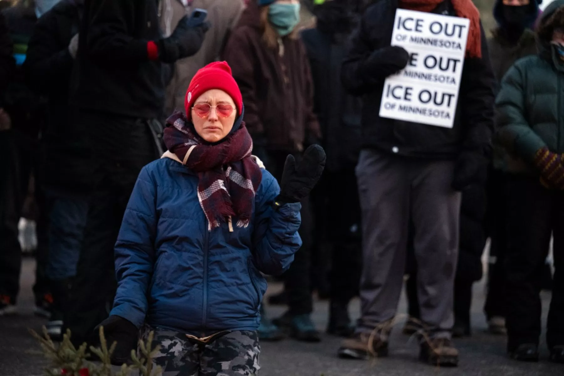Una mujer reza en un monumento improvisado en el área donde Alex Pretti, de 37 años, fue muerto a tiros por agentes federales de inmigración más temprano en el día en Minneapolis, Minnesota, el 24 de enero de 2026.