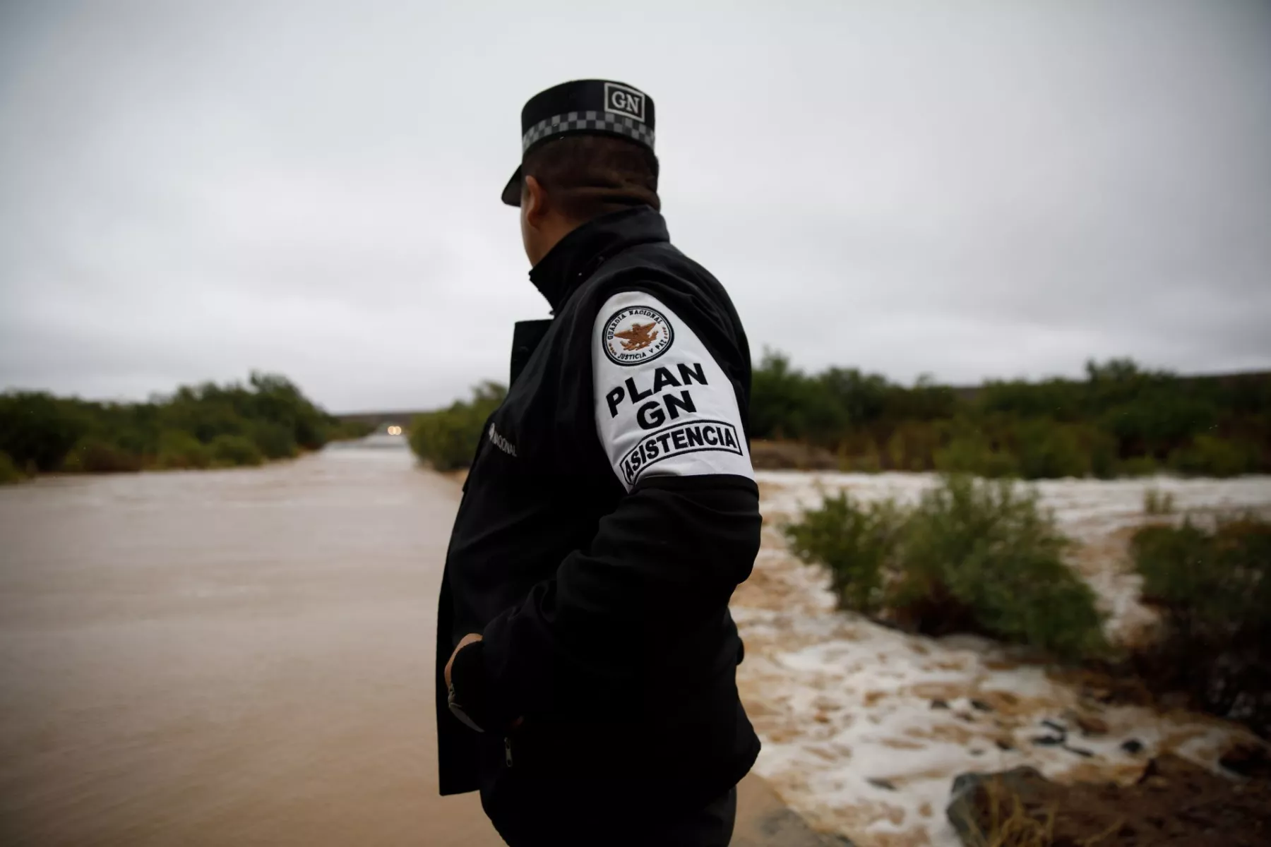 -Las corrientes de un arroyo desbordaron sobre el kilómetro 129 más 500m del municipio de San Quintín, en dirección a la delegación de Cataviña, esto a raíz de las fuertes lluvias ocurridas tras el paso del Huracán Hilary.