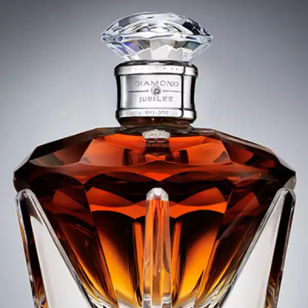 En la Destilería Real Lochnagar, a las orillas de Balmoral, David Gates, becario de la Orden Real de John Walker & Sons, supervisó el llenado del decantador de La Reina, así como de otras 59 ediciones que se venderán en todo el mundo.