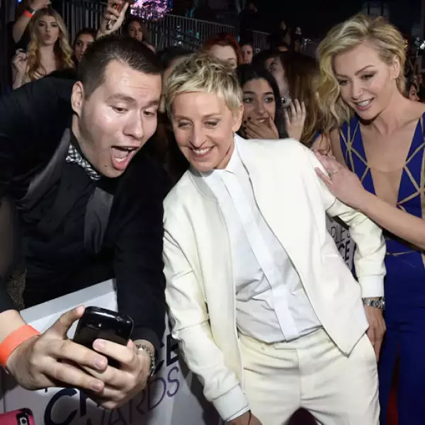 Ellen Degeneres y Portia De Rossi se mostraron del mejor humor con sus fans antes de ingresar al lugar para que Ellen condujera el show.