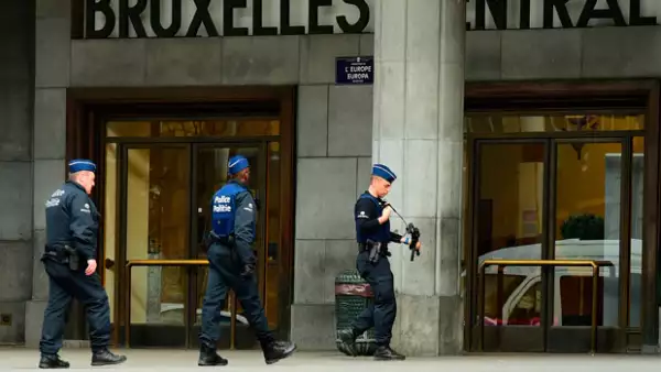 Miley Cyrus, la Casa Blanca, Gigi Hadid, las hermanas Kardashian y famosos de todo el mundo lamentan los ataques terroristas y se unen en redes sociales.