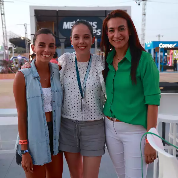 Fernanda López , Alejandro Razo y Elizabeth Nicholson 