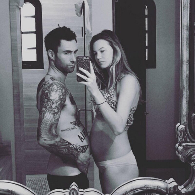 En otra ocasión, Adam comparó su propia pancita con la de su esposa.