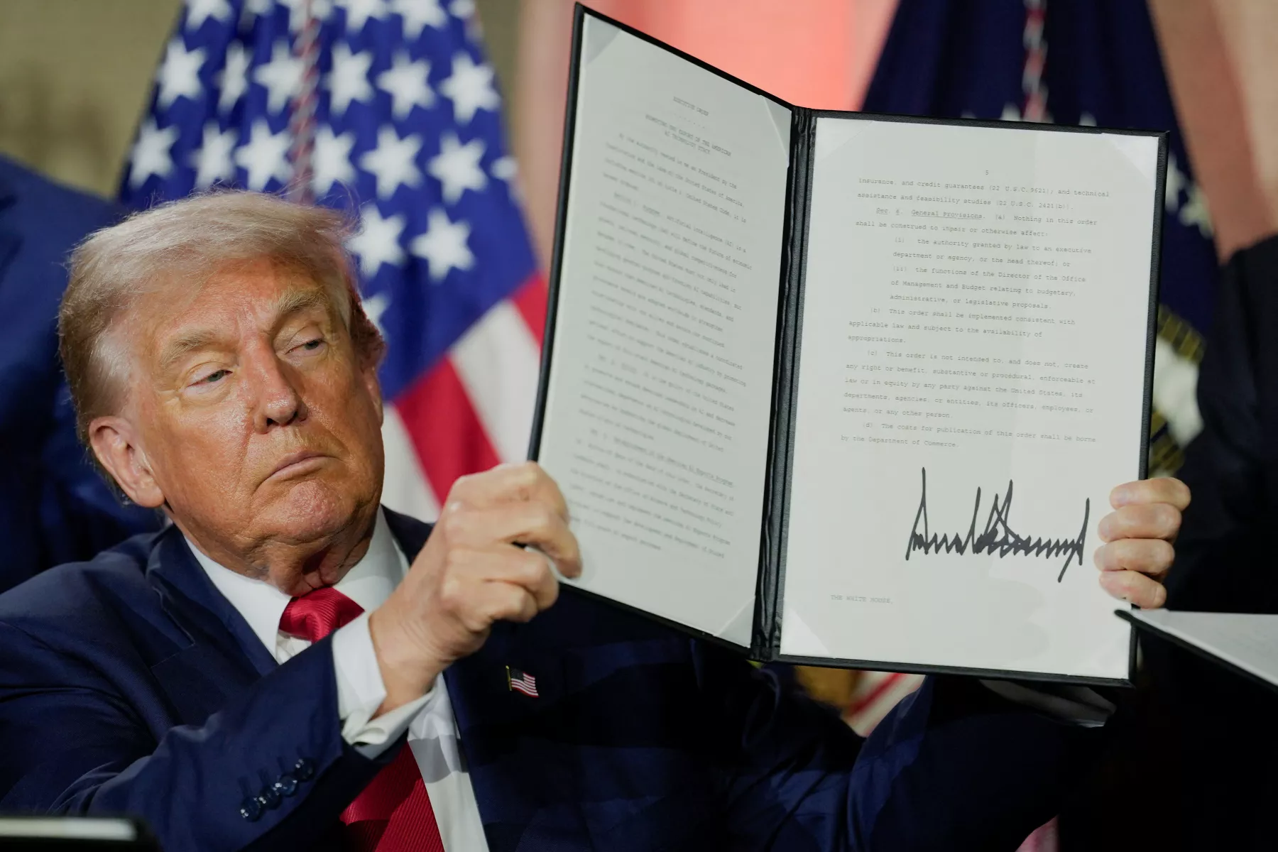 Así es el ambicioso plan sin regulación de Trump para impulsar la IA y ganarle a China