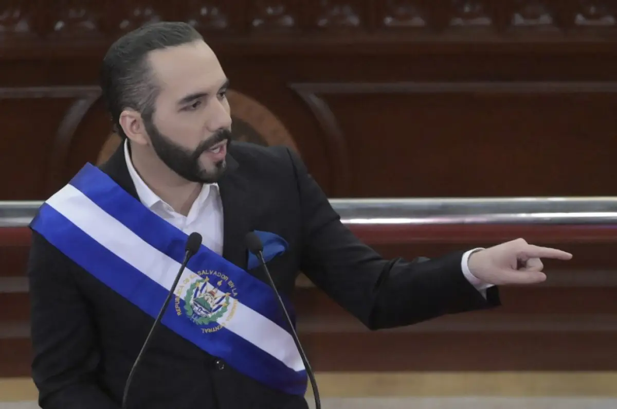 El presidente salvadoreño, Nayib Bukele, pronuncia su discurso anual a la nación para conmemorar su tercer año en el cargo en la Asamblea Legislativa de San Salvador el 1 de junio de 2022.