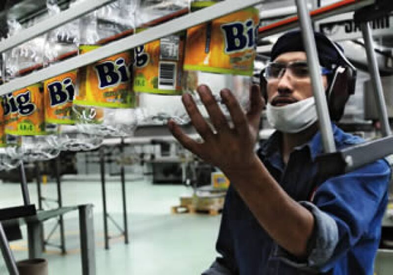 Ajegroup disputa ahora el mercado de jugos con Jumex y Jugos del Valle, y el agua embotellada, con Pepsi y Coca-Cola. La foto, en su planta de Puebla. (Foto: Carlos Aranda/Mondaphoto)