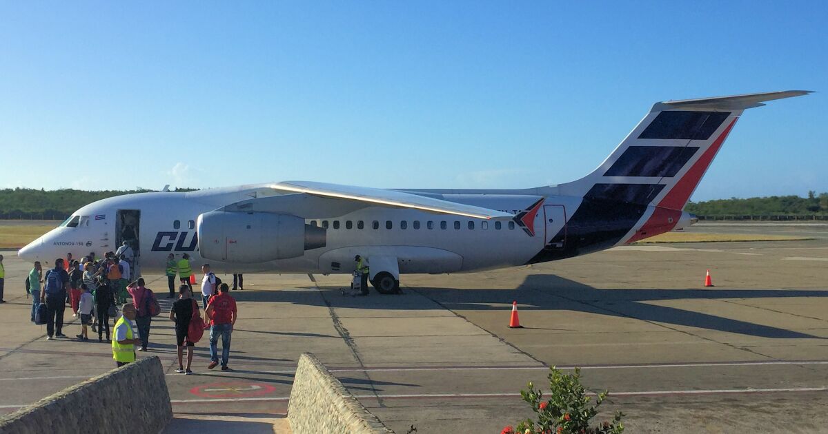 Cuba asegura que el veto a su aerolínea es efecto del embargo de Estados Unidos