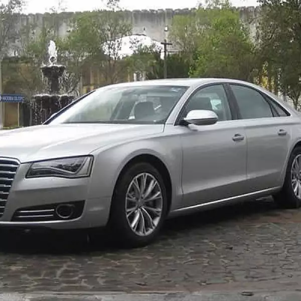 Tiene sistemas de seguridad con frenos ABS, 10 bolsas de aire, control de crucero activo que puede frenar el auto en caso de emergencia y asistente de cambio de carril.