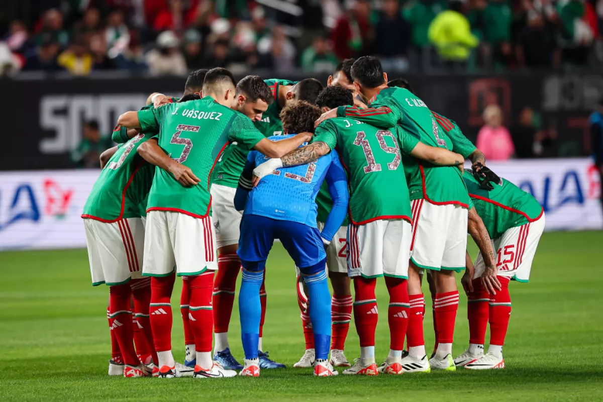 Foto de la selección mexicana en el campo de juego reunidos en círculo antes de comenzar a jugar