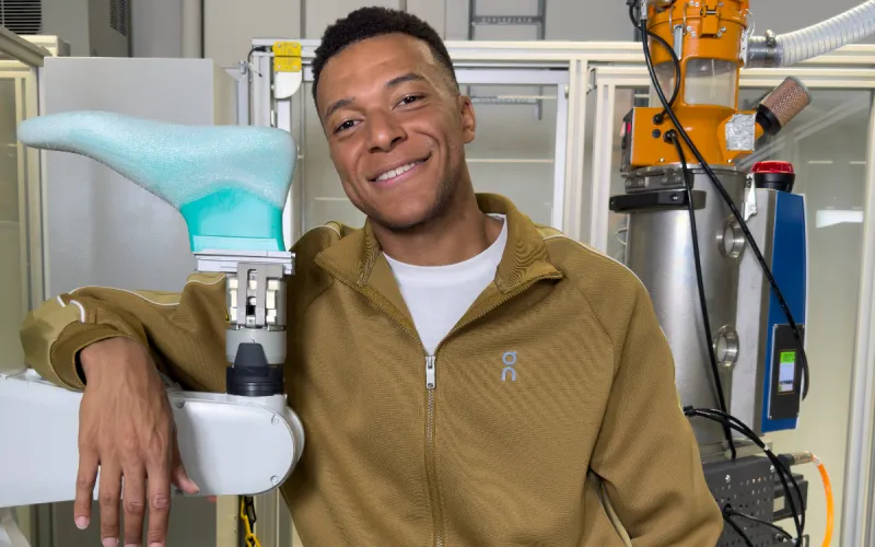 Kylian Mbappé posa como la nueva cara de la marca deportiva On en uno de sus laboratorios para el desarrollo de calzado especializado y altamente tecnológico. 
