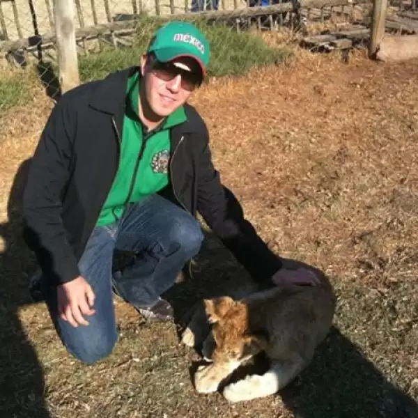 Alfonso Cerpa con Simba