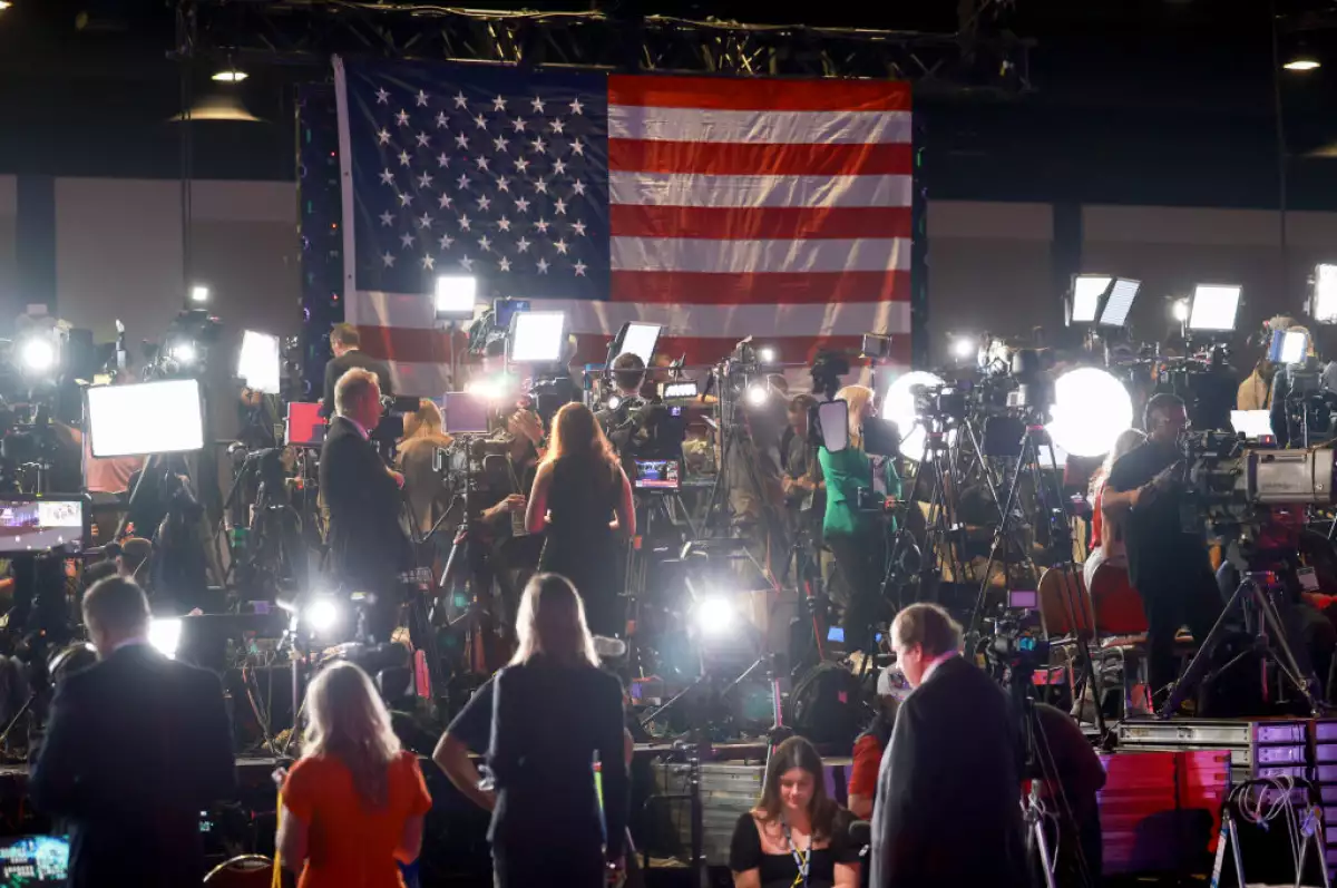 Republican Miembros de los medios de comunicación cubren la fiesta de vigilancia nocturna electoral para el candidato presidencial republicano y el ex presidente Donald Trump en el Centro de Convenciones del Condado de Palm Beach el 5 de noviembre de 2024, en West Palm Beach, Florida. Hoy en día, los votantes votan para determinar si el candidato republicano ex presidente Donald Trump o la candidata demócrata la vicepresidenta Kamala Harris se convertirá en la próxima presidenta de los Estados Unidos.