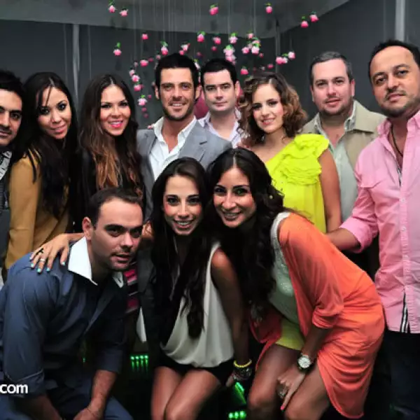 Paola Pérez festejada por sus mejores amigos