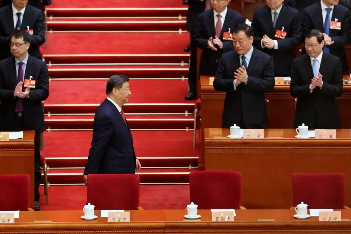 El presidente chino Xi Jinping llega a la sesión de clausura de la Conferencia Consultiva Política del Pueblo Chino (CPPCC) en el Gran Salón del Pueblo en Beijing, China, el 10 de marzo de 2025.