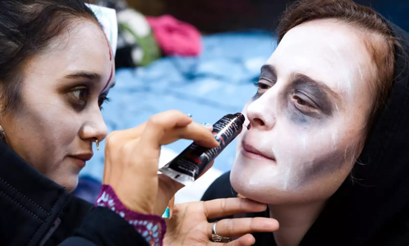 Uno de los manifestantes colocó una mesa con montones de dinero falso y maquillajes que usó para caracterizar a los activistas.