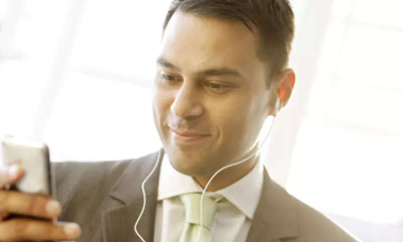 La música bien elegida puede mejorar la productividad, la concentración y el ambiente en la oficina. (Foto: Getty Images)