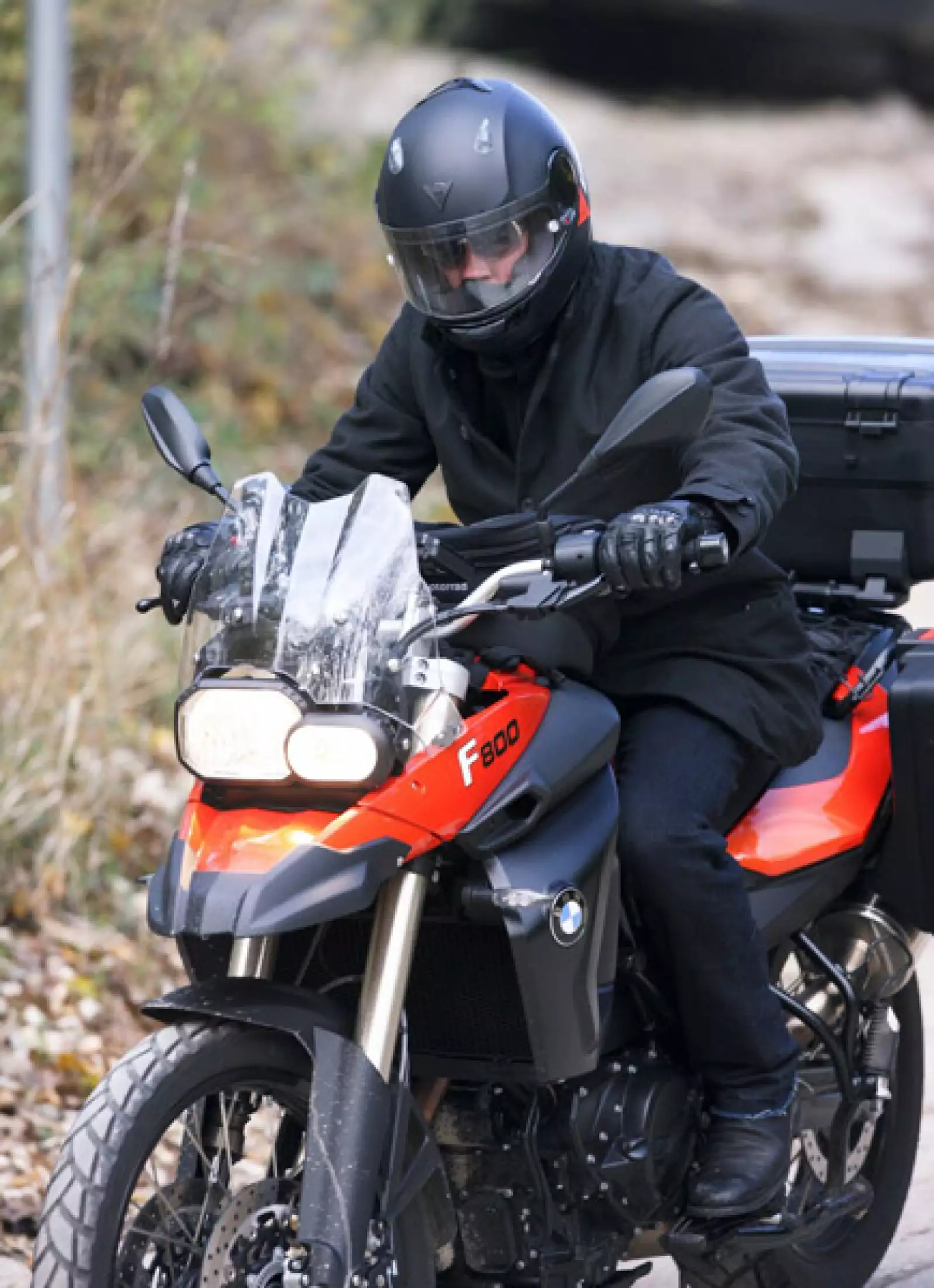 Aquí vemos al guapo de Brad Pitt paseando por Budapest, Hungría.