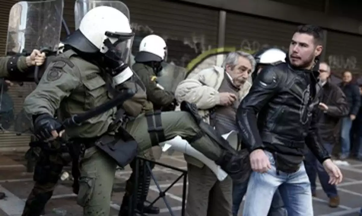 En Atenas, el enfrentamiento entre policías y manifestantes dejó varios heridos en ambos bandos. (Foto: Reuters)