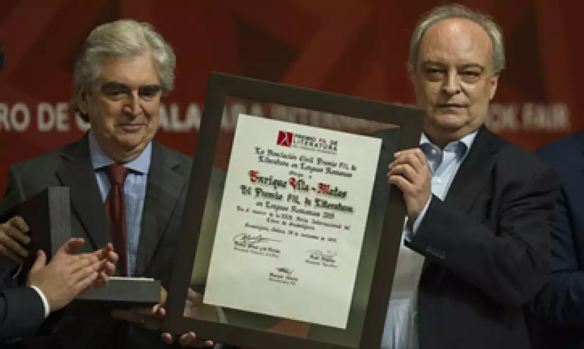Rafael Tovar y de Teresa, director de Conaculta, entregó el reconocimiento a Vila-Matas. (Foto: AFP )