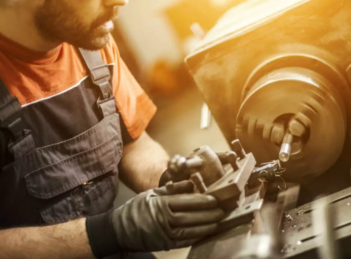 trabajador en torno