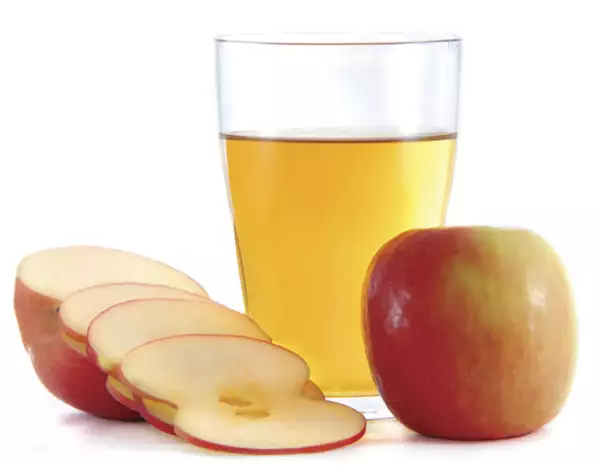 El vinagre de sidra de manzana ayuda a balancear el pH del cuero cabelludo.