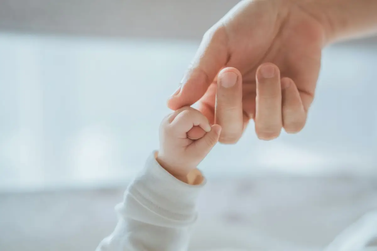 Hablemos de los pros y contras de ampliar el permiso de paternidad