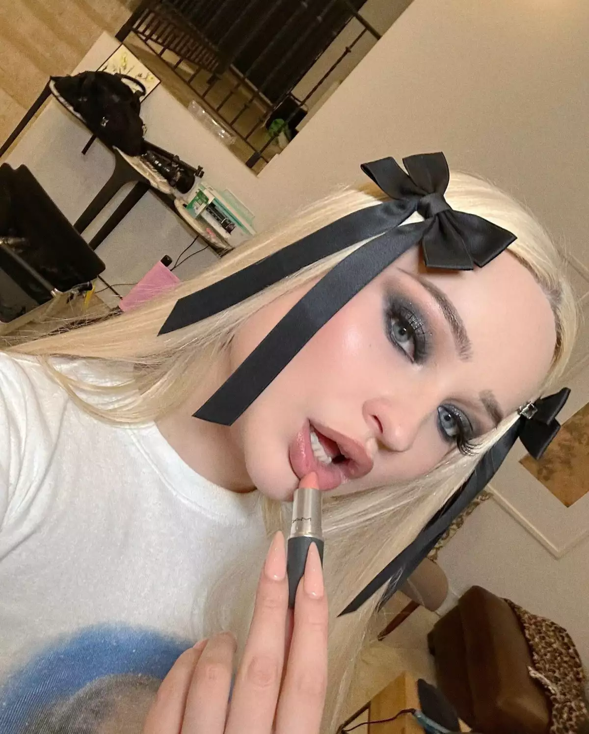Kim Petras es la nueva cara de M.A.C VIVA GLAM