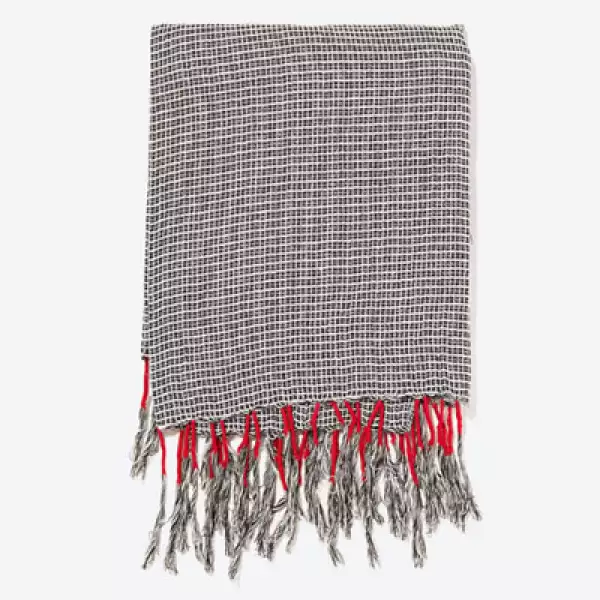 Un foulard nunca será mala idea. A diferencia de las bufandas este accesorio se puede usar todo el año. Lugar: Zara Precio: 499 pesos