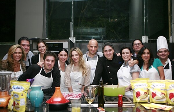 José Ariztia y Andrea de la Garza, Víctor León y Vivi Rivas, Francisco Moreno y Fernanda Mejía, Manuel y Zarina Rivera y la esposa del anfitrión, Mary Nieves Alonso, aceptaron el reto del chef de cocinar su cena.