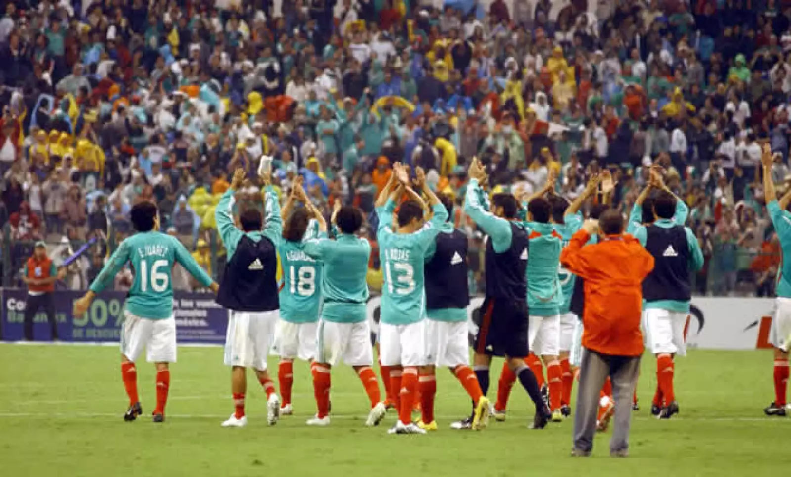 La selección mexicana de futbol triunfó sobre su similar de Honduras por la mínima diferencia, en la jornada clasificatoria para la Copa del Mundo Sudáfrica 2010, la noche del miércoles en el estadio Azteca de la ciudad de México.