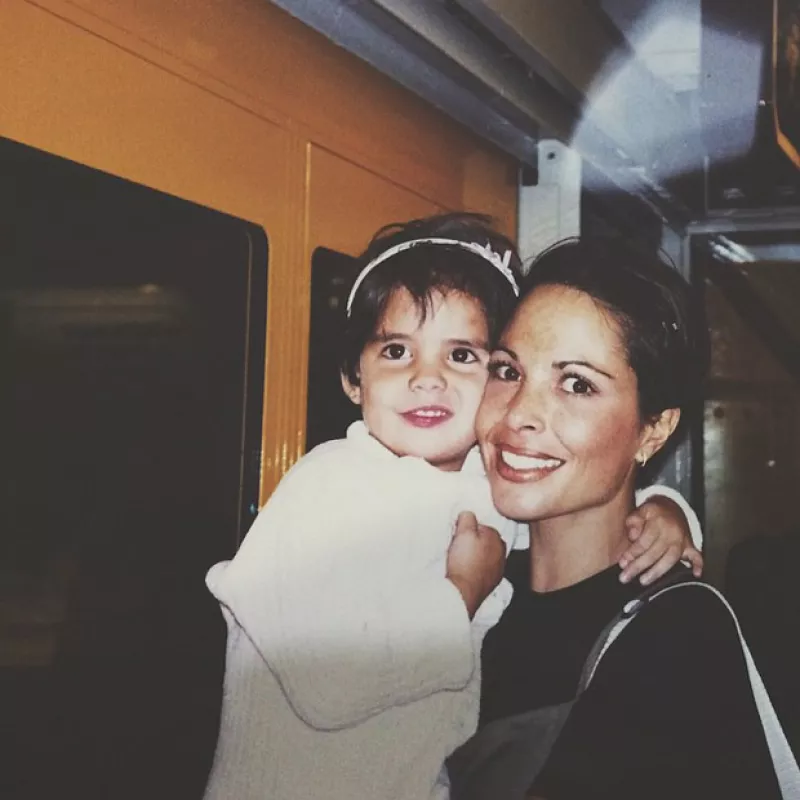 María Levy de pequeña con su mamá, la fallecida actriz Mariana Levy.