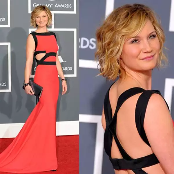 Jannifer Nettles, quien cantó junto a Bon Jovi, llevó un vestido color coral de Victoria Beckham, y aretes y brazalete de Kimberley McDonald.