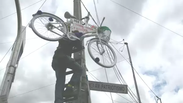 Colocación de la bicicleta blanca en homenaje a Carolina Espinosa, ciclista atropellada en el cruce de Patriotismo y Puente La Morena.