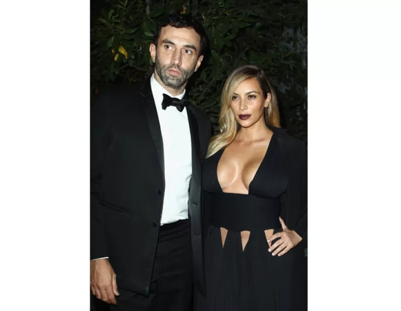 La empresaria de 32 años acudió sola a la premiere de un documental en París, donde su vestido fue el que causó revuelo por su pronunciado escote.