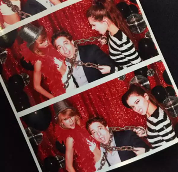 Una pelea épica como la de su video se puede ver en las fotos de esa noche.