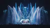Foto de la banda Tool en el escenario con luces y el público general
