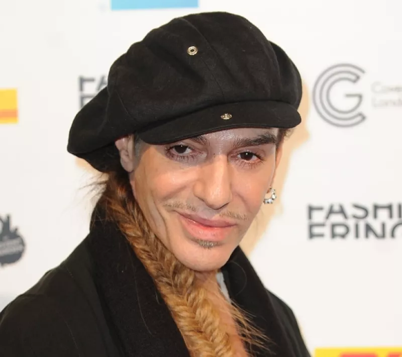 El diseñador John Galliano decidió demandar a la marca por despido injustificado tras haber sido grabado emitiendo comentarios antisemitas contra una pareja en un bar parisino en 2011.