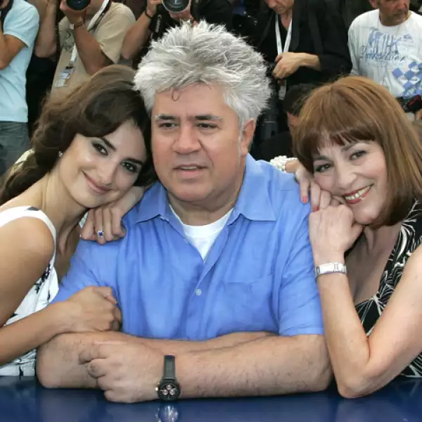 Desde los años 80 el cineasta se ha sabido rodear de mujeres guapas y sofisticadas para la realización de sus películas, para muchas ser una chica Almodóvar es pertenecer a lo mejor del cine español.